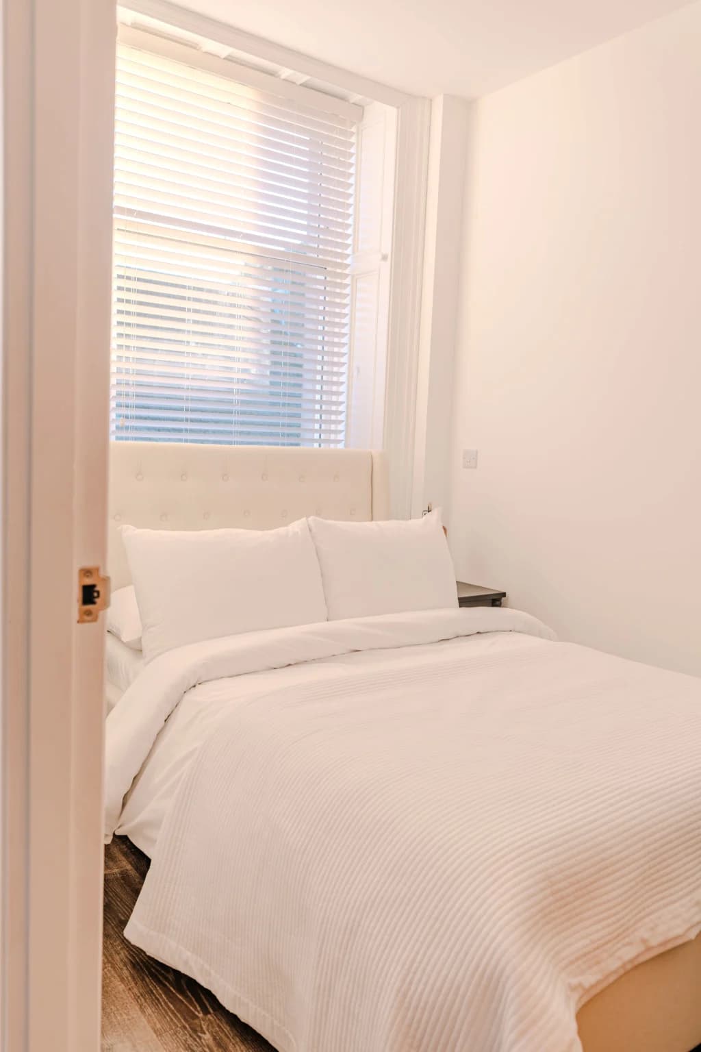 Apartment 5, photo 2 of 8