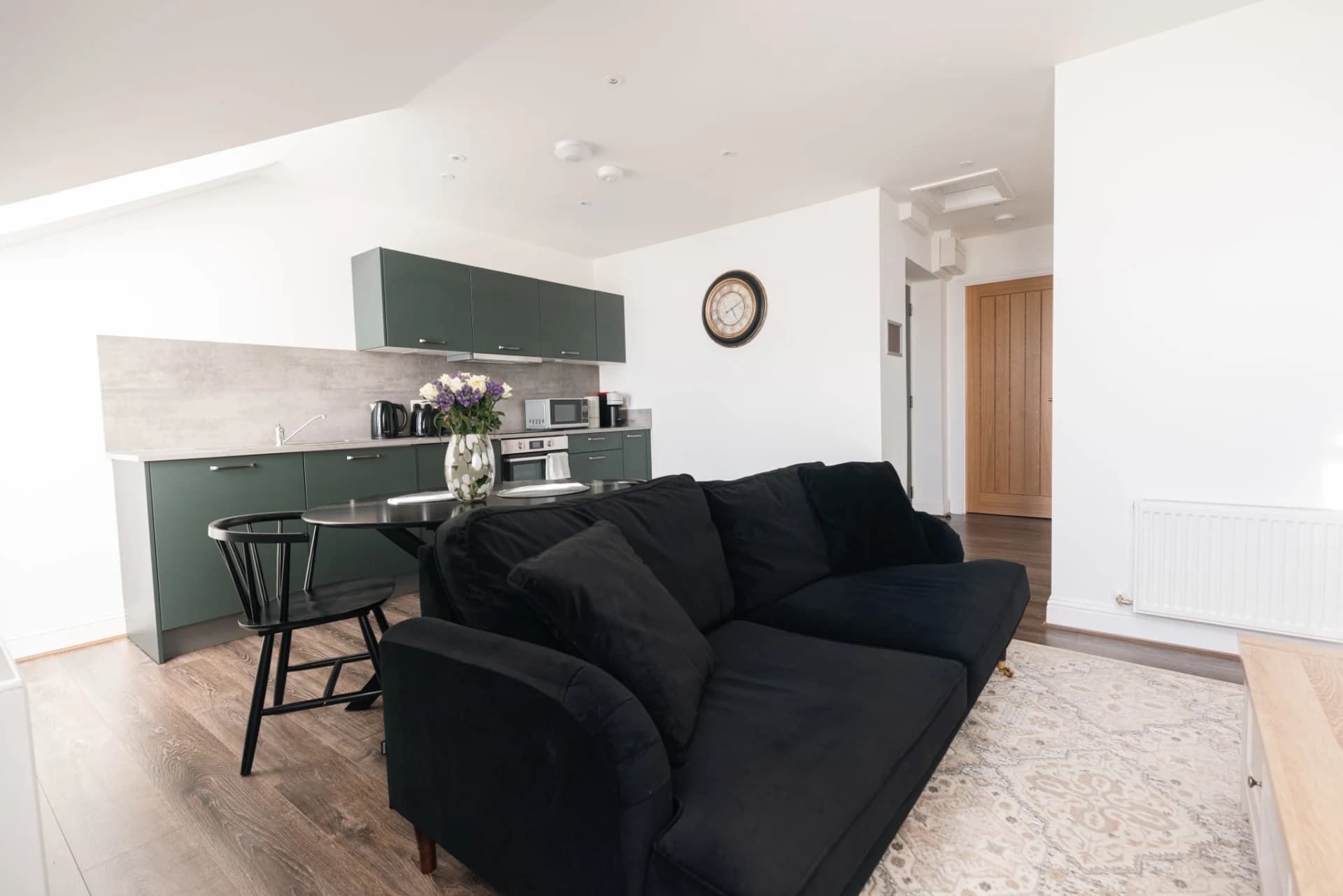 Apartment 8 with Mountain View, photo 2 of 9