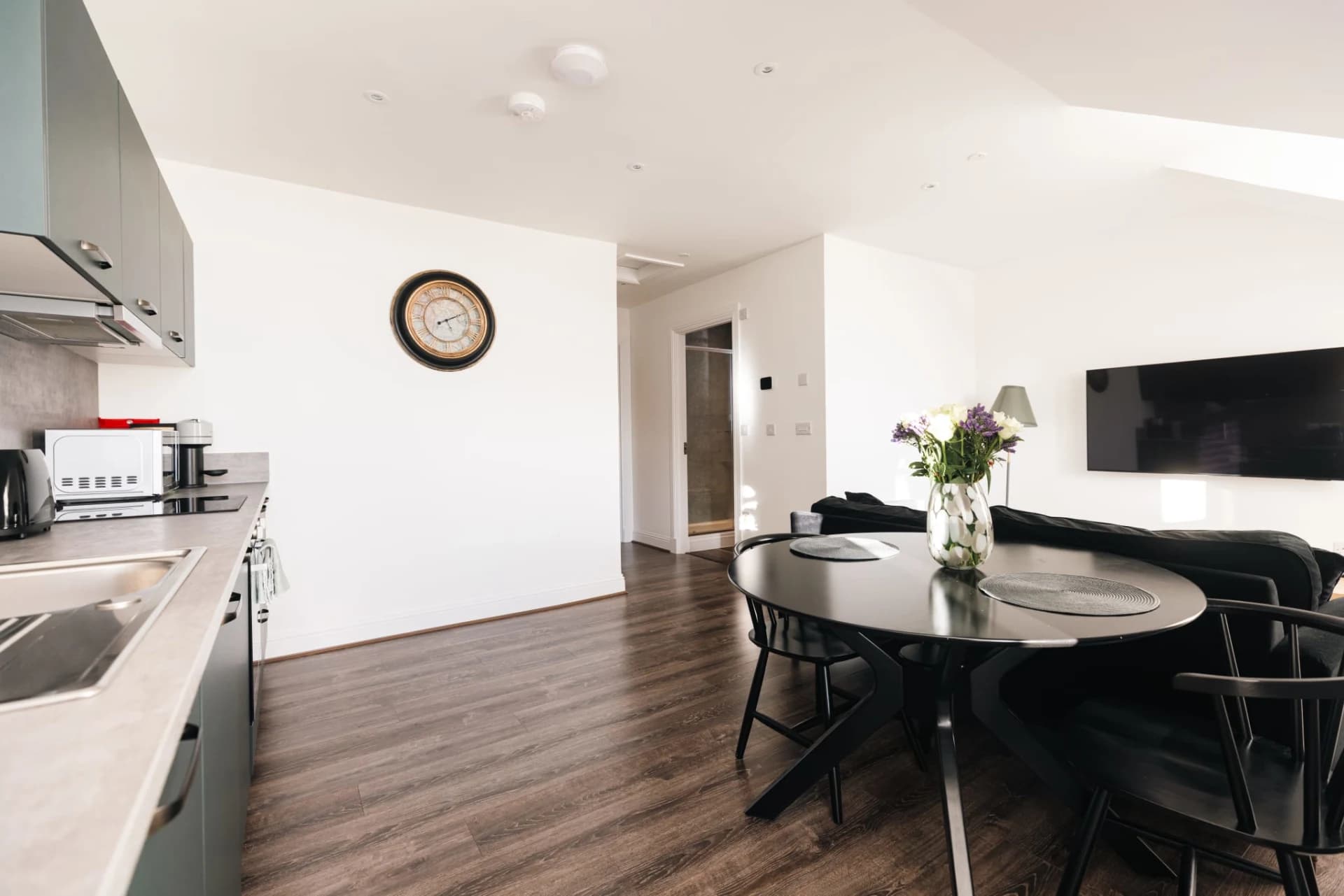 Apartment 8 with Mountain View, photo 7 of 9
